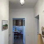 公寓 At The Burkulis' *