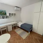 公寓 At The Burkulis'