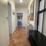 At The Burkulis' 公寓