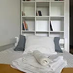 At The Burkulis' 公寓