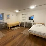 公寓 At The Burkulis' *