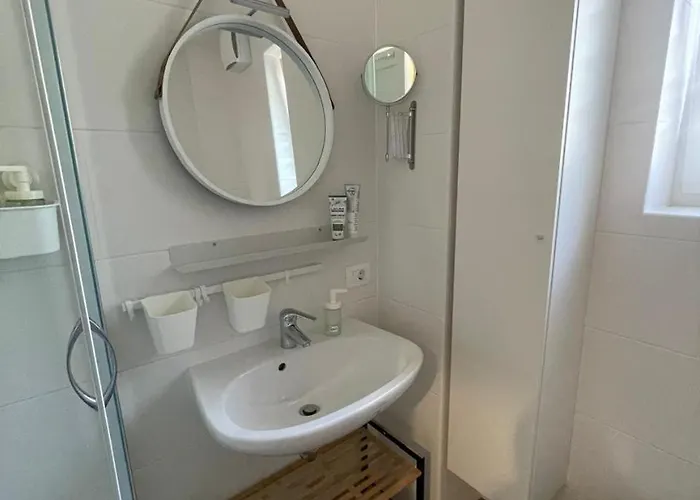 아파트 At The Burkulis' *