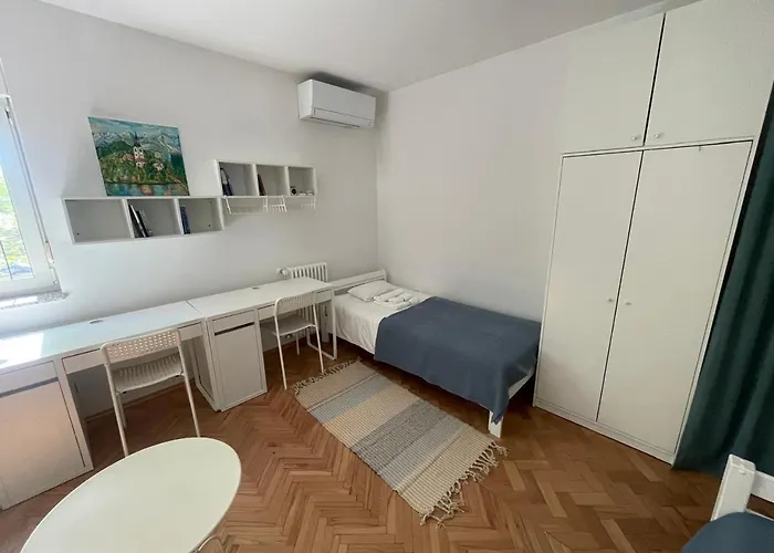 아파트 At The Burkulis'