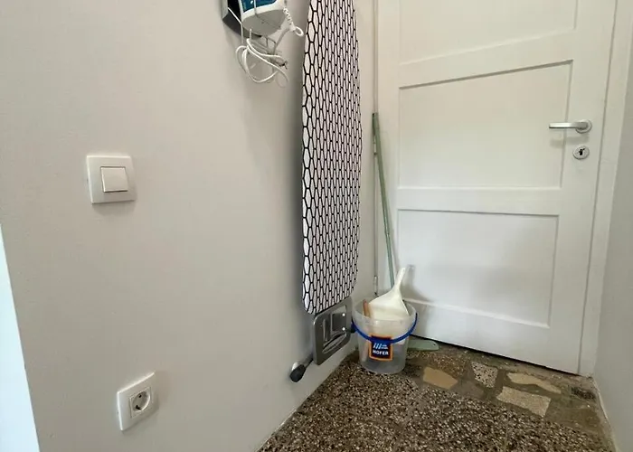 아파트 At The Burkulis' *