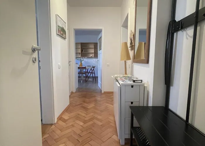 At The Burkulis' アパート