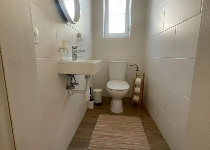 At The Burkulis' アパート