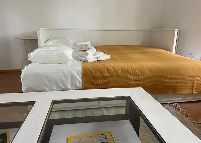 아파트 At The Burkulis' *