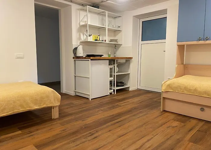 At The Burkulis' アパート *