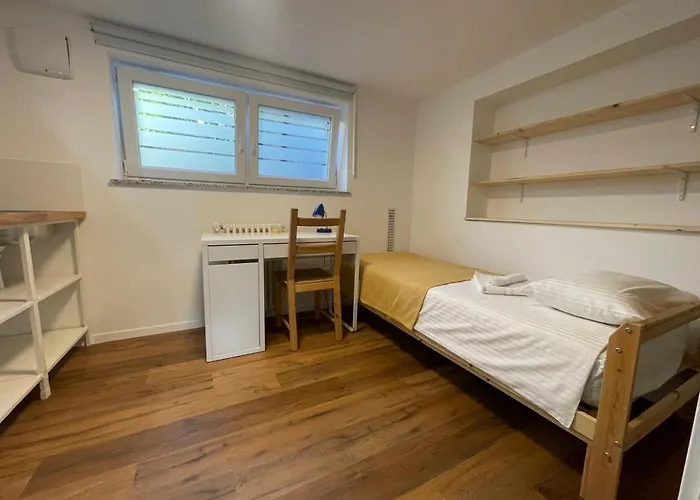 At The Burkulis' アパート