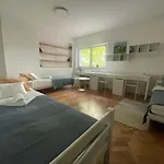 At The Burkulis' 아파트 *