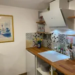 At The Burkulis' 아파트